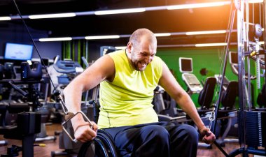 Rehabilitasyon merkezinde engelli adam eğitimi