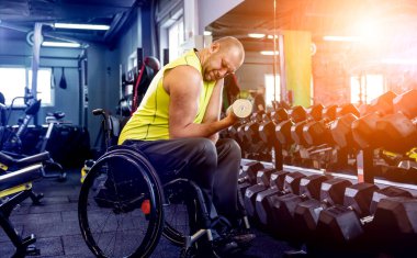 Rehabilitasyon merkezinde engelli adam eğitimi