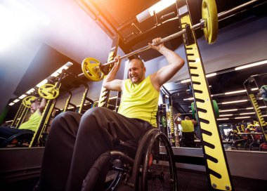 Rehabilitasyon merkezinde engelli adam eğitimi