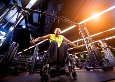 Rehabilitasyon merkezinde engelli adam eğitimi