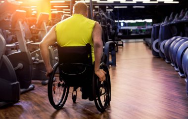 Rehabilitasyon merkezinde engelli adam eğitimi