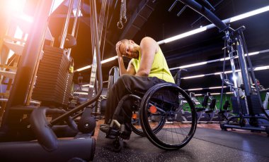 Rehabilitasyon merkezinde engelli adam eğitimi