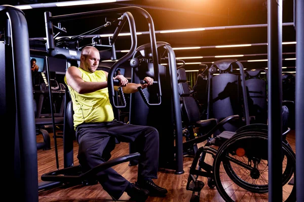 Training van gehandicapten in de fitnessruimte van het revalidatiecentrum — Stockfoto