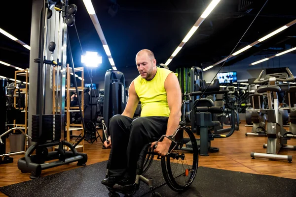 Školení tělesně postižených v posilovně rehabilitačního centra — Stock fotografie