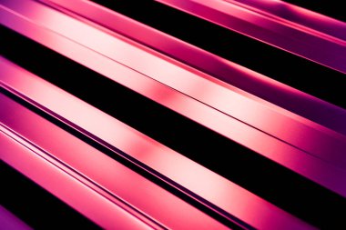 Hafif desenli mor metalik çatı kiremitleri.