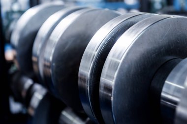 Modern metal fabrikasında metal levha oluşturma makinesi.