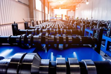 Modern metal fabrikasında metal levha oluşturma makinesi.