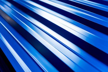 Mavi metalik çatı kiremitleri ve su damlaları.