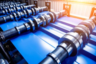 Modern metal fabrikasında metal levha oluşturma makinesi.