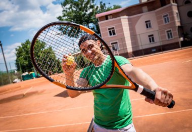 Tenis kortunda genç bir sporcunun portresi.