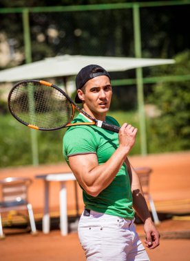 Tenis kortunda genç bir sporcunun portresi.