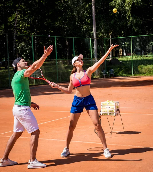 Jovem atlética jogando tênis com seu treinador. — Fotografia de Stock