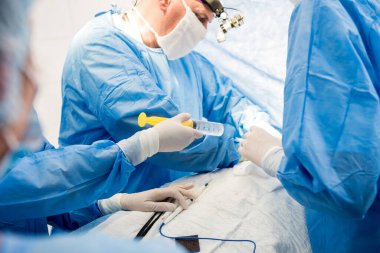 Göğüs kafesini çıkarıp yerine implant takmak için ameliyat..