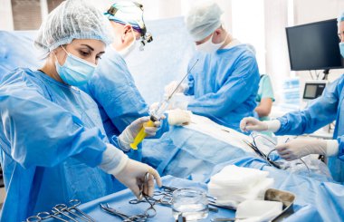 Göğüs kafesini çıkarıp yerine implant takmak için ameliyat..