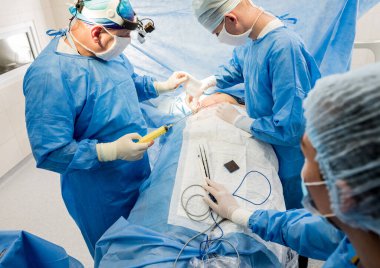 Göğüs kafesini çıkarıp yerine implant takmak için ameliyat..