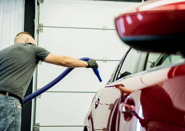 Servisní pracovník provádí automatické sušení vozu po vyprání. — Stock fotografie