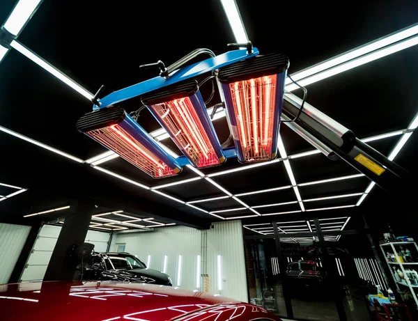 Lâmpadas infravermelhas para secagem de peças do corpo do carro após a aplicação salvar revestimento de brilho — Fotografia de Stock