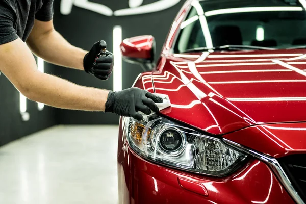 Trabajador de servicio de coches aplicando nano recubrimiento en un detalle del coche. —  Fotos de Stock