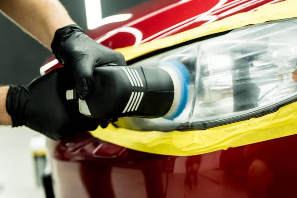 Trabalhador de serviço de carro polonês um carro detalhes com polidor orbital. — Fotografia de Stock