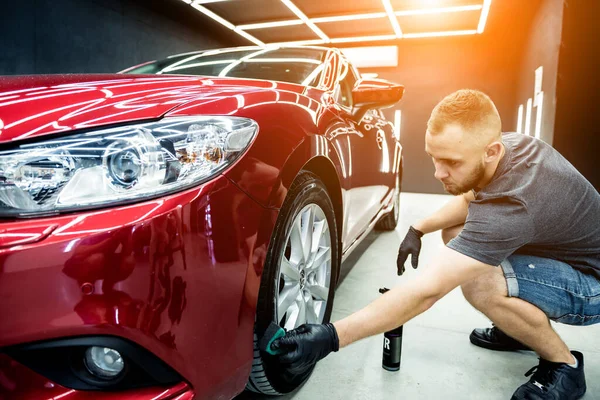 자동차 봉사 직원들이 현미경 섬유 옷감으로 자동차 바퀴를 닦고 있다. — 스톡 사진