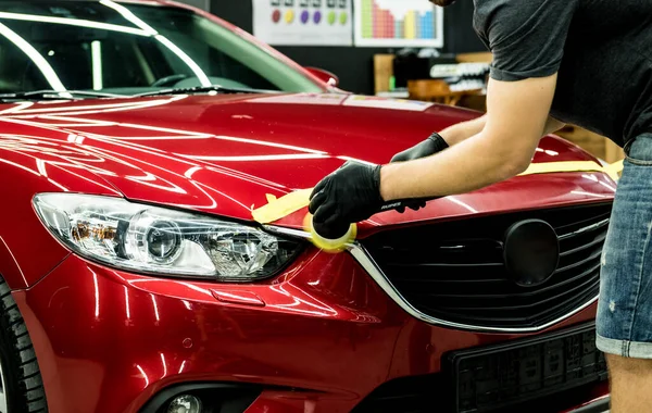 Car service worker polishes a car details with orbital polisher. — Stock Photo, Image