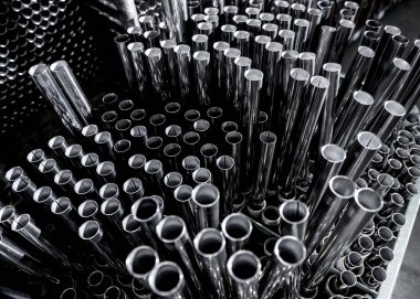 Bir paletin üzerine istiflenmiş çelik boruların soyut arkaplanı