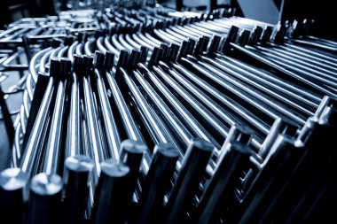 Metal boru inşaatının endüstriyel arka planı.