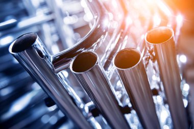 Metal boru inşaatının endüstriyel arka planı.