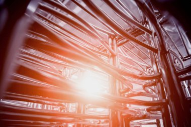 Metal boru inşaatının endüstriyel arka planı.