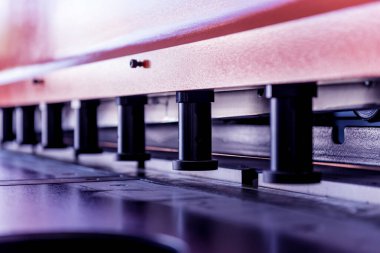 Metal fabrikasında Modren hidrolik bükme makinesi.