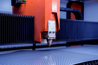 Lazer kesme makinesi metal levhayı kesiyor.