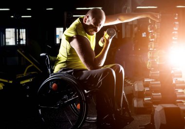 Rehabilitasyon merkezinde engelli adam eğitimi