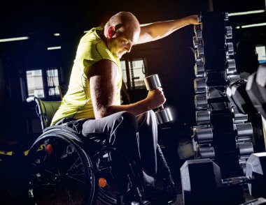 Rehabilitasyon merkezinde engelli adam eğitimi
