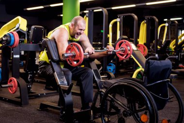 Rehabilitasyon merkezinde engelli adam eğitimi