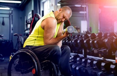 Rehabilitasyon merkezinde engelli adam eğitimi