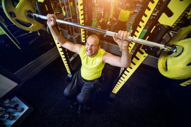 Rehabilitasyon merkezinde engelli adam eğitimi