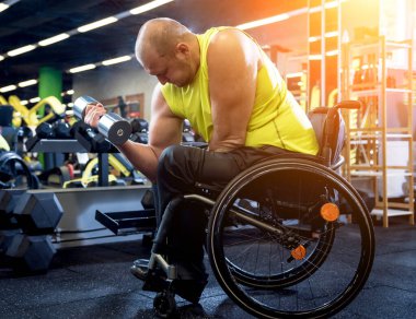 Rehabilitasyon merkezinde engelli adam eğitimi