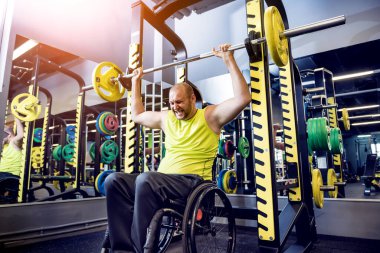 Rehabilitasyon merkezinde engelli adam eğitimi