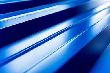 Mavi metalik çatı kiremitleri ve su damlaları.