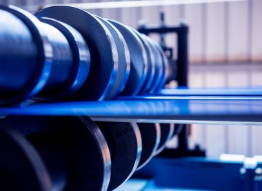 Modern metal fabrikasında metal levha oluşturma makinesi.