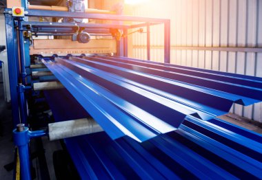 Modern metal fabrikasında metal levha oluşturma makinesi.