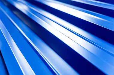 Mavi metalik çatı kiremitleri ve su damlaları.