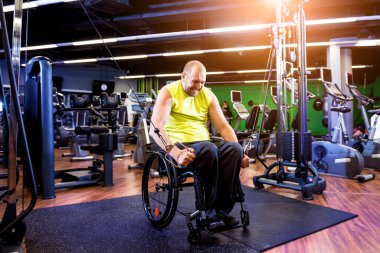 Rehabilitasyon merkezinde engelli adam eğitimi