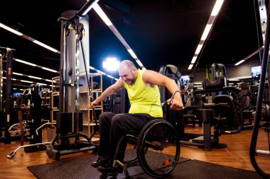 Rehabilitasyon merkezinde engelli adam eğitimi