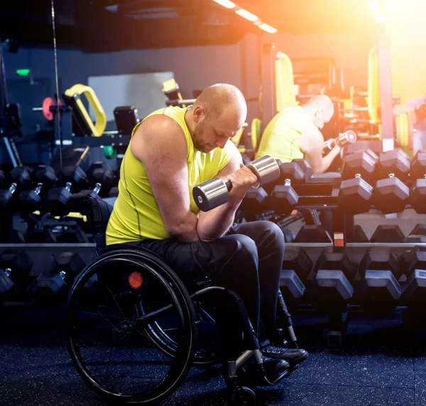 Training van gehandicapten in de fitnessruimte van het revalidatiecentrum — Stockfoto