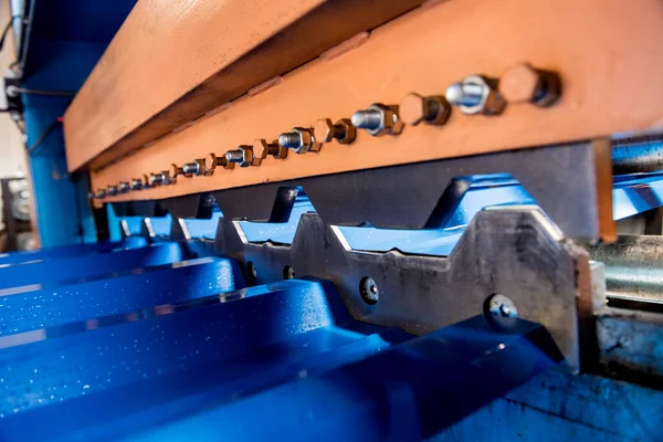Máquina formadora de chapas metálicas na moderna fábrica de metalurgia. — Fotografia de Stock