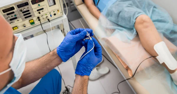 Il cardiologo usa tubi per l'ablazione del catetere a radiofrequenza. — Foto Stock
