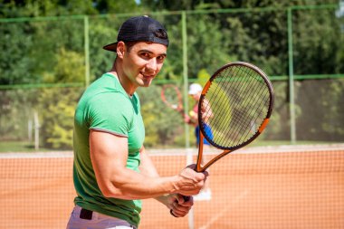 Sahada tenis oynayan genç atletik çift.