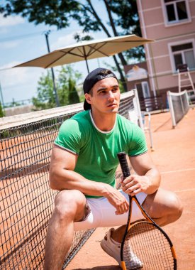 Tenis kortunda genç bir sporcunun portresi.