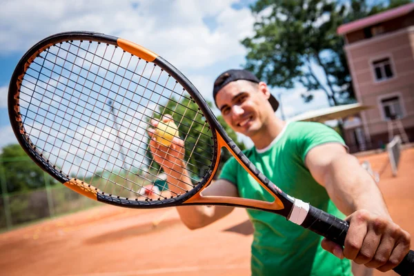 Portret młodego sportowca na korcie tenisowym. — Zdjęcie stockowe